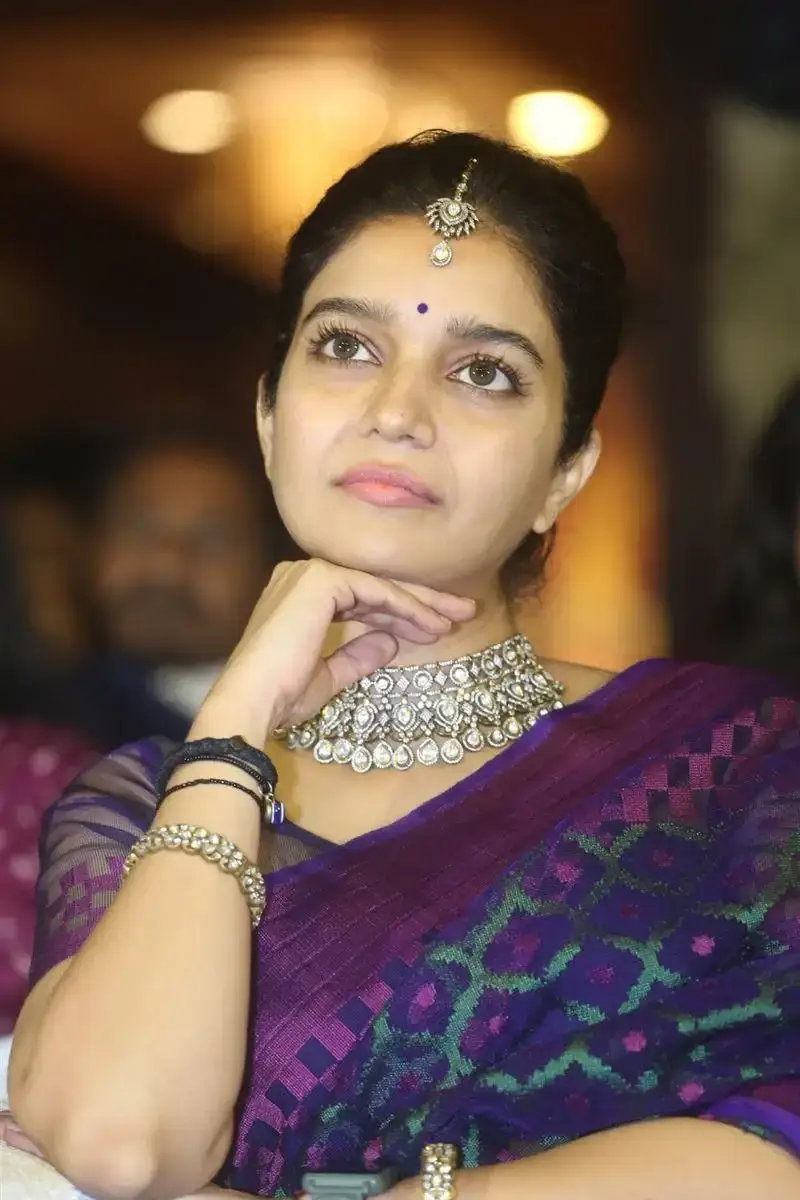 SWATHI REDDY IN BLUE SAREE AT MONTH OF MADHU MOVIE PRE RELEASE 11